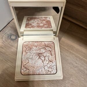 Bobbi Brown highlighting powder pink glow